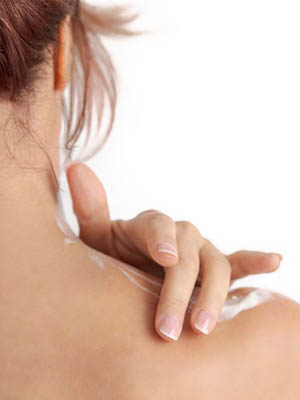 Ootc-Formulations Una mujer aplicando cuidado de la piel OTC en su hombro