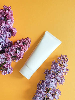 White Plastic Cosmetic Bottle / Tube For Design Labels And Flowe Botella de loción para manos de etiqueta blanca, ejemplo de la línea de productos promocionales de Sarati